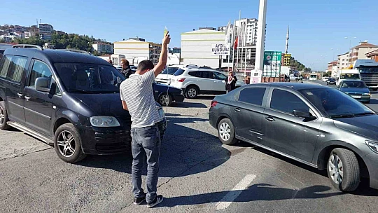 Kavşakta iki araç çarpıştı