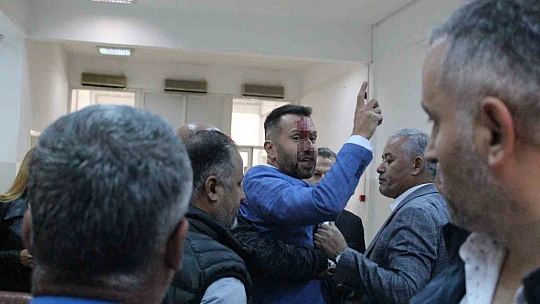 Belediye meclisinde kavga çıktı, meclis üyesinin burnu kırıldı