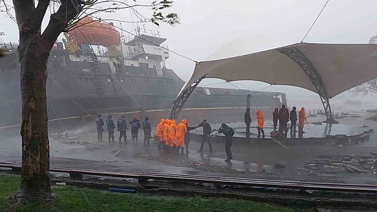 Kuru yük gemisi karaya oturdu: 13 mürettebat kurtarıldı