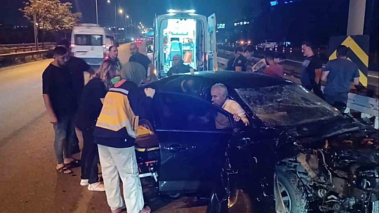 Kocaeli'de otomobil bariyerlere çarptı, Belediye Başkan Yardımcısı Yaşar ölümden döndü