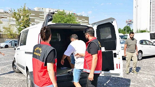 Kocatepe Camii'nde uygunsuz kıyafetlerle yapılan çekimlerle ilgili gözaltına alınan 2 kişi adliyeye sevk edildi