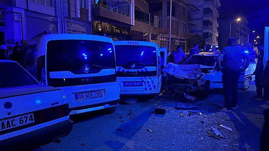 Kontrolden çıkan otomobil park halindeki polis otosuna böyle çarptı: 3 yaralı