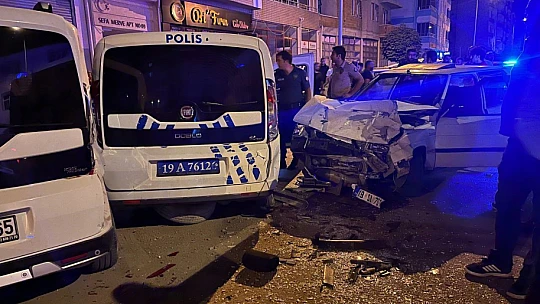 Kontrolden çıkan otomobil park halindeki polis otosuna böyle çarptı: 3 yaralı