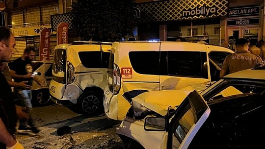Kontrolden çıkan otomobil park halindeki polis otosuna böyle çarptı: 3 yaralı