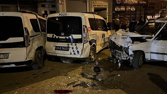 Kontrolden çıkan otomobil park halindeki polis otosuna böyle çarptı: 3 yaralı