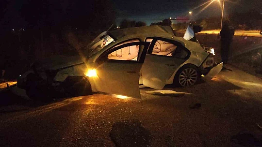 Kontrolden çıkan otomobil tali yola uçtu