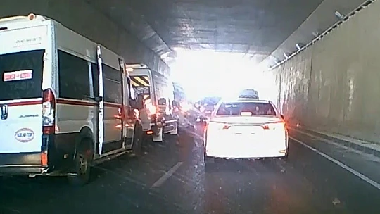 Konvoy yapıp altgeçidi trafiğe kapatıp oyun oynadılar