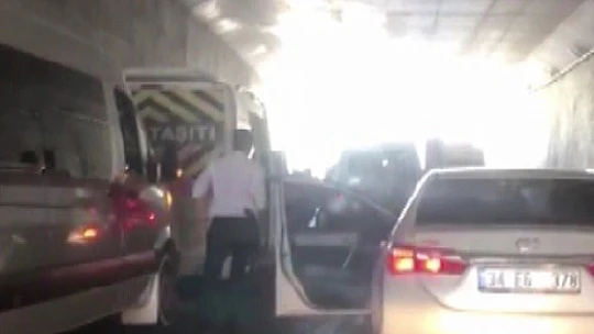 Konvoy yapıp altgeçidi trafiğe kapatıp oyun oynadılar