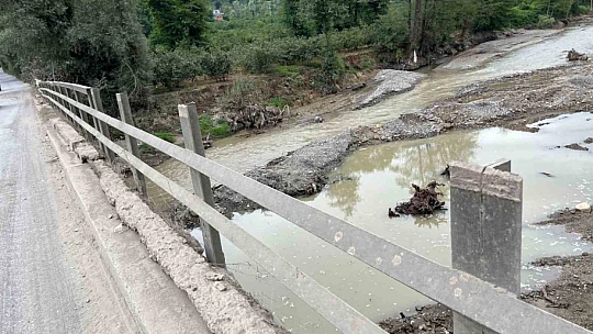 Köprünün demirlerini çaldılar
