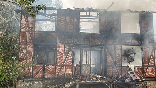 Köy evi alevlere teslim oldu: 2 yaralı