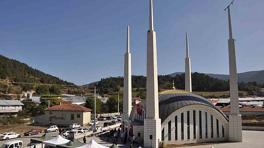 Temeli 2018'de atılan cami dualarla ibadete açıldı