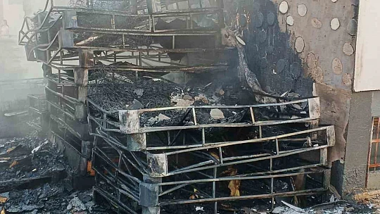 Kuru ot yangını yatak deposu ve apartmana sıçradı