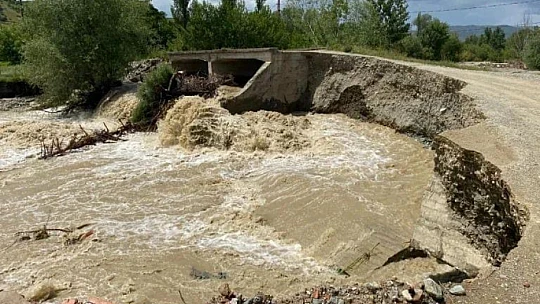 Kuvvetli sağanak sele sebep oldu, köy yolu ve köprü yıkıldı