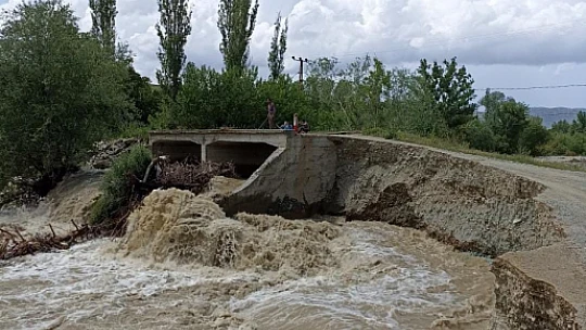 Kuvvetli sağanak sele sebep oldu, köy yolu ve köprü yıkıldı