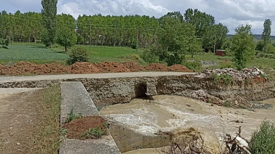 Kuvvetli sağanak sele sebep oldu, köy yolu ve köprü yıkıldı