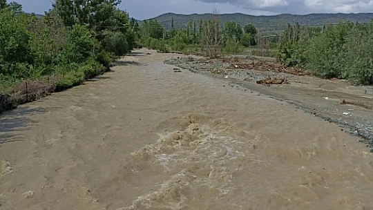 Kuvvetli sağanak sele sebep oldu, köy yolu ve köprü yıkıldı