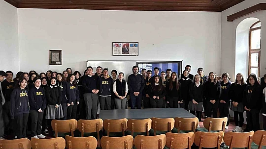 Lise öğrencilerine üniversiteden 'Türk Ebrusu' sunumu yapıldı