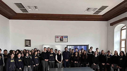 Lise öğrencilerine üniversiteden 'Türk Ebrusu' sunumu yapıldı