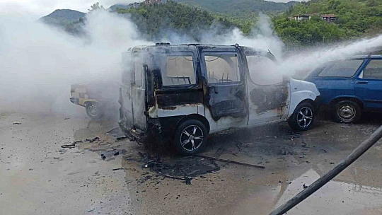 LPG'li araç tamir esnasında alev aldı, 3 araç kullanılamaz hale geldi