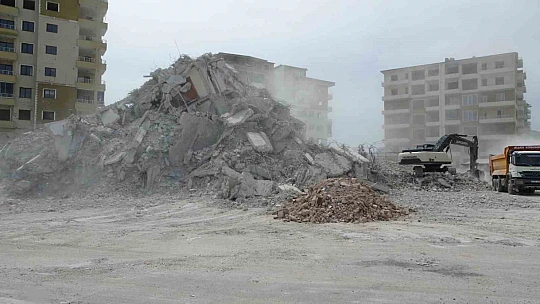 Malatya'da ağır hasarlı binaların yıkımı devam ediyor