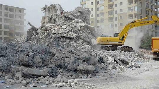 Malatya'da ağır hasarlı binaların yıkımı devam ediyor