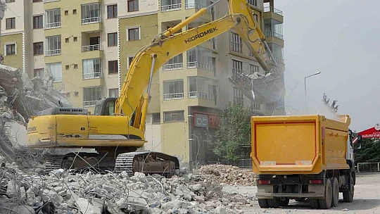 Malatya'da ağır hasarlı binaların yıkımı devam ediyor