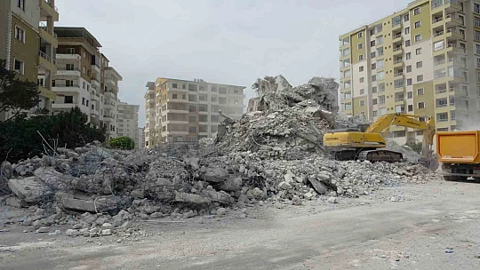 Malatya'da ağır hasarlı binaların yıkımı devam ediyor