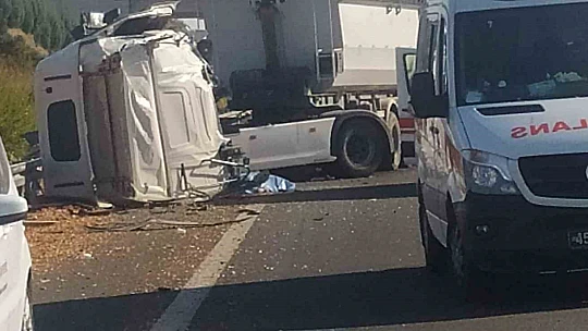 Manisa'da tırla kamyon çarpıştı: 1 ölü
