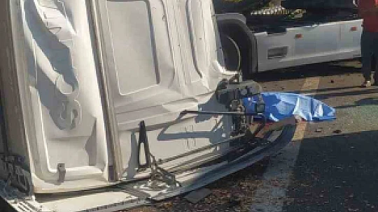 Manisa'da tırla kamyon çarpıştı: 1 ölü