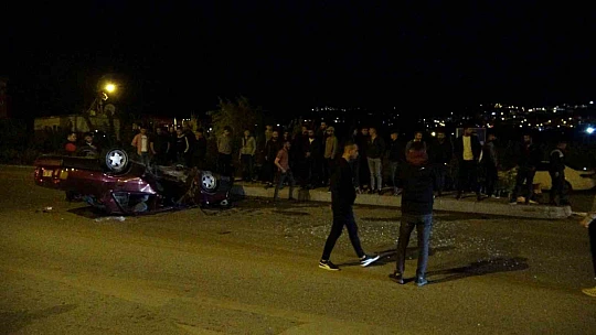 Meraklı kalabalık takla atan aracı el birliğiyle çekiciye yükledi