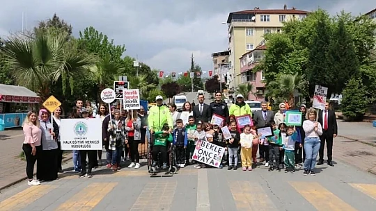 Minik öğrenciler trafik uygulaması yaptı