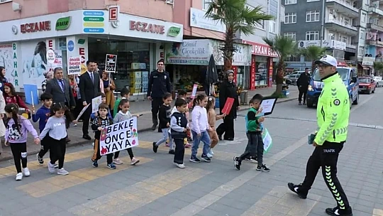 Minik öğrenciler trafik uygulaması yaptı