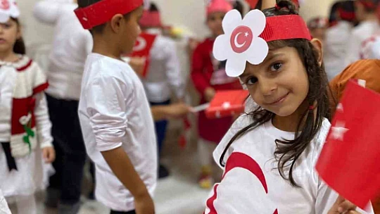 Minikler kırmızı beyaza büründüler