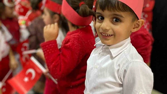 Minikler kırmızı beyaza büründüler