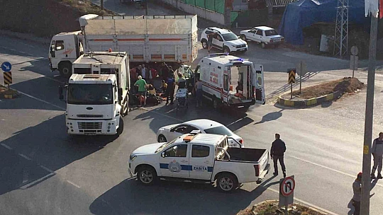 Motosiklet çöp kamyonuna çarptı:1 yaralı