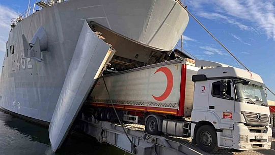 TCG Bayraktar insani yardım malzemelerini Libya'ya ulaştırdı