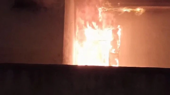 Müstakil ev alevlere teslim oldu