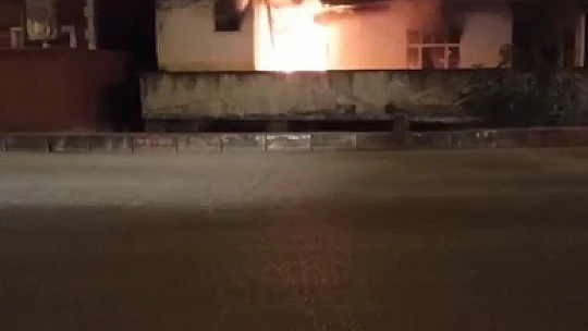 Müstakil ev alevlere teslim oldu