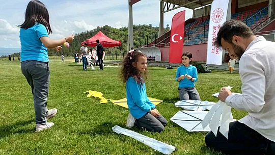 Öğrencilerin uçurtma şenliği renkli görüntülere sahne oldu