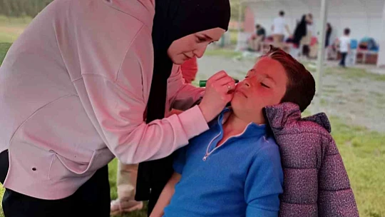 Öğrencilerin uçurtma şenliği renkli görüntülere sahne oldu