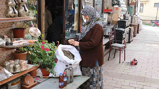 Ormandan topladığı kekiklerden şifa deposu üretiyor