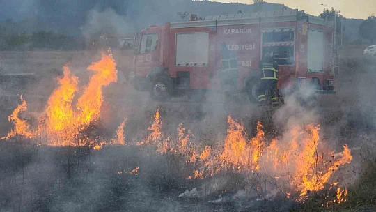 Rüzgarla yayılan yangına hortumla müdahele
