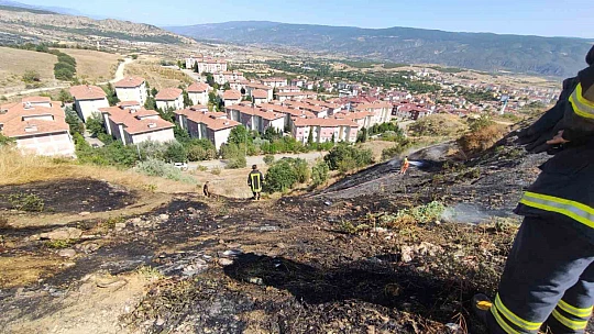 Otluk alanda çıkan yangın paniğe sebep oldu