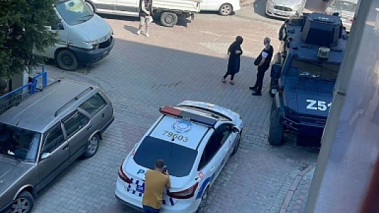 Otomobilden husumetli oldukları esnafa kurşun yağdırdılar
