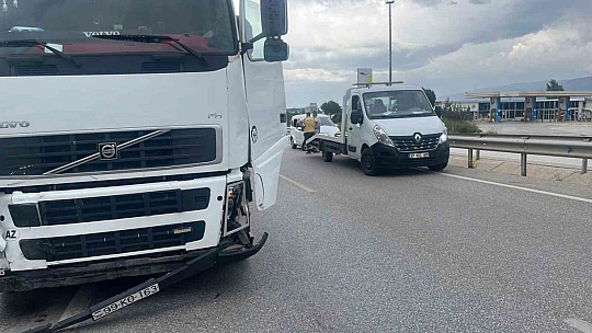 Bir garip kaza, sürücüsüz araç tıra çarptı