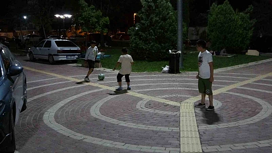 Peş peşe üç depremle sarsılan Malatyalılar park ve bahçelerde sabahlıyor