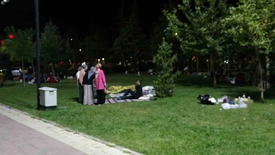 Peş peşe üç depremle sarsılan Malatyalılar park ve bahçelerde sabahlıyor