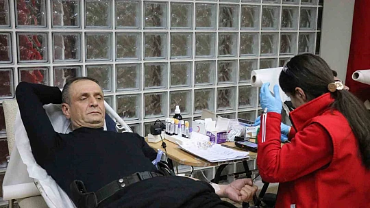 Polisler can kurtarmak için kan verdi