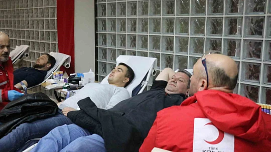 Polisler can kurtarmak için kan verdi