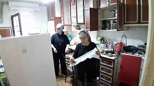 Rögar tıkandı, vatandaşın evi atık suyla doldu